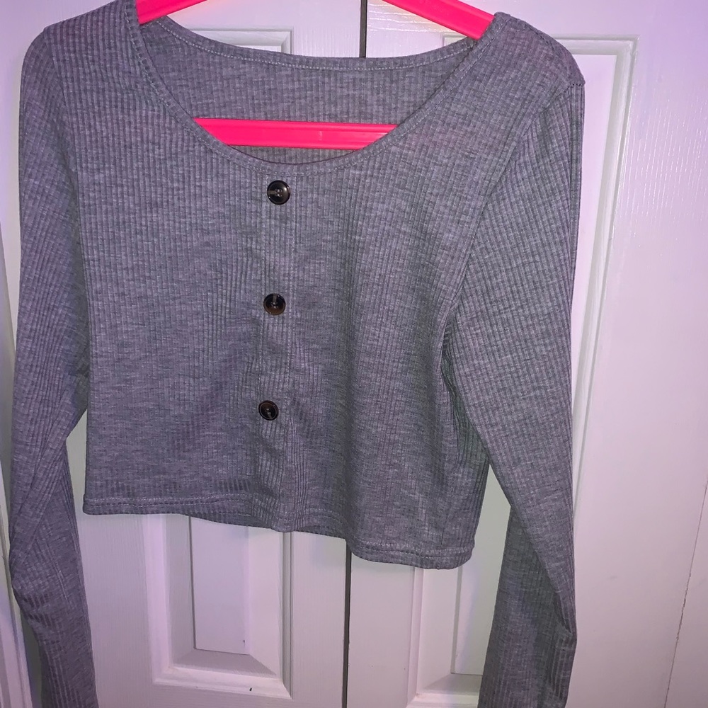 ❤️ 3 for $20 ❤️cropped grey long sleeve button up